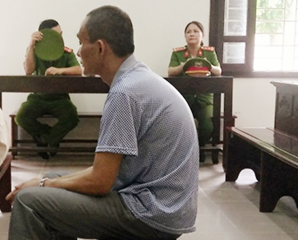 Bị c&aacute;o Nguyễn Văn Lợi tại t&ograve;a. (Ảnh: b&aacute;o D&acirc;n tr&iacute;)