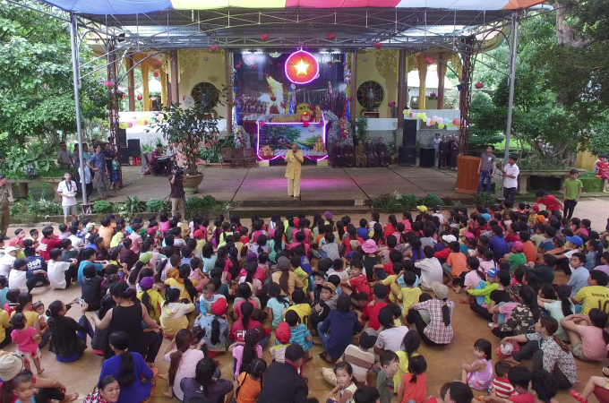 Hơn 600 em thiếu nhi đồng b&agrave;o d&acirc;n tộc v&agrave; địa phương tập trung về ch&ugrave;a Đức Bổn A Lan Nh&atilde; vui trung thu.