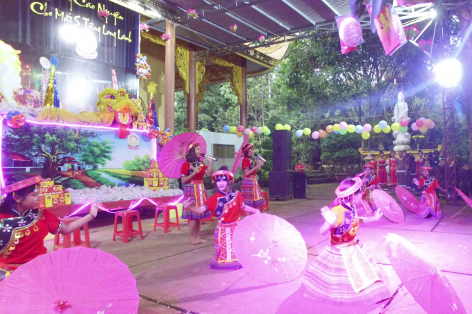 C&aacute;c tiết mục văn nghệ do c&aacute;c em trường d&acirc;n tộc nội tr&uacute; huyện biểu diễn.