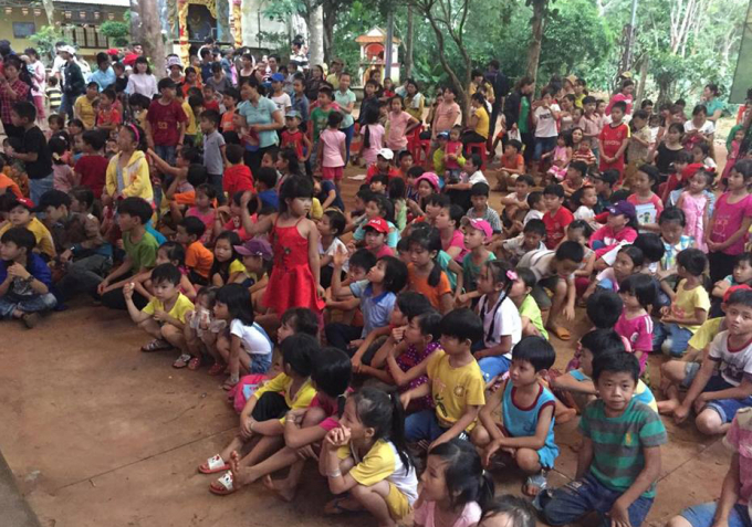 Đ&ocirc;ng đảo c&aacute;c em thiếu nhi về ch&ugrave;a vui trung thu.