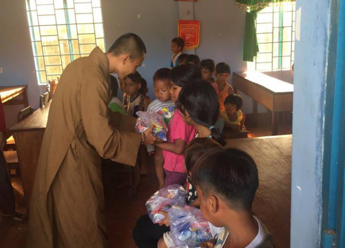 Trao qu&agrave; cho c&aacute;c em thiếu nhi đồng b&agrave;o d&acirc;n tộc S'ti&ecirc;ng.