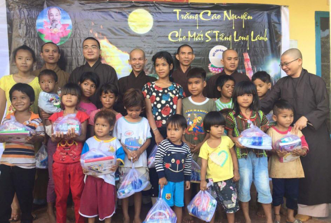 Hơn 200 em nhỏ tại x&atilde; Đồng Nai đ&oacute;n nhận qu&agrave; Trung thu do ch&ugrave;a trao tặng. Được biết Đồng Nai l&agrave; một x&atilde; c&ograve;n kh&oacute; khăn v&agrave; tập trung đa số đồng b&agrave;o d&acirc;n tộc S'ti&ecirc;ng tr&ecirc;n địa b&agrave;n huyện B&ugrave; Đăng, B&igrave;nh Phước.