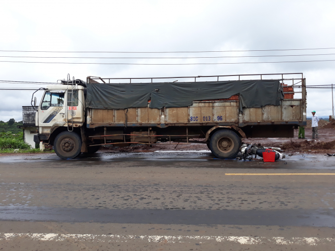 Do bất cẩn chị D. đ&atilde; t&ocirc;ng thẳng v&agrave;o đu&ocirc;i xe tải đậu b&ecirc;n lề đường.