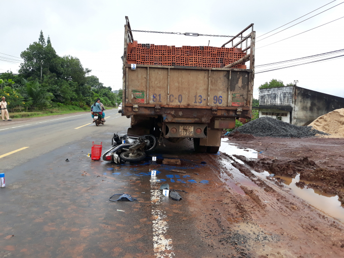 C&uacute; t&ocirc;ng qu&aacute; mạnh l&agrave;m chiếc xe m&aacute;y chui v&agrave;o gầm xe tải, chị D. đ&atilde; tử vong tr&ecirc;n đường đi cấp cứu.
