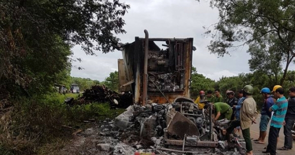 Tài xế bất lực nhìn xe container cháy rụi