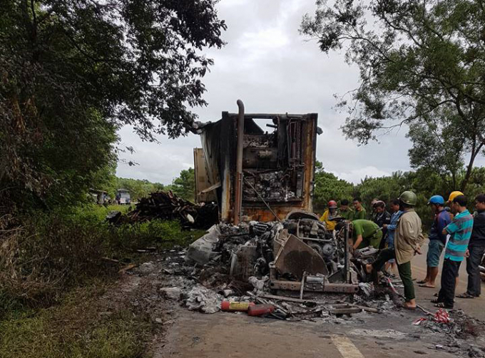 Chiếc xe container ch&aacute;y rụi tr&ecirc;n quốc lộ 14. ảnh:Ho&agrave;ng Hiệu.