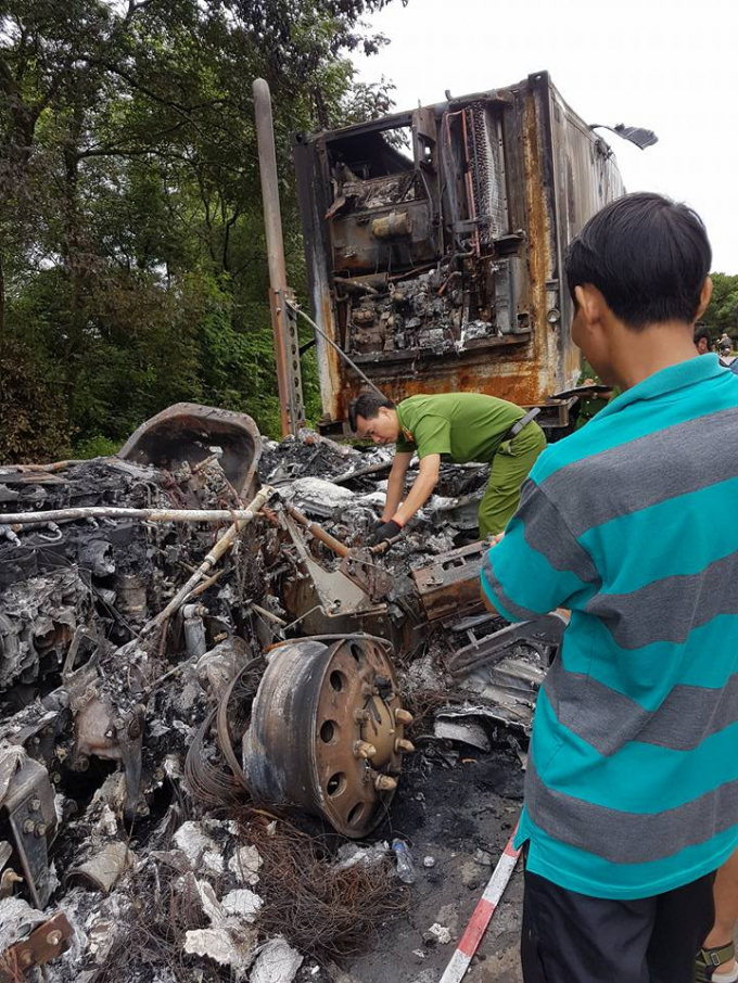 Cơ quan c&ocirc;ng an kh&aacute;m nghiệm hiện trường. ảnh:Ho&agrave;ng Hiệu.