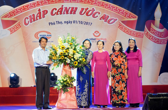 Đồng ch&iacute; Ho&agrave;ng D&acirc;n Mạc - B&iacute; thư tỉnh Ủy tặng hoa ch&uacute;c mừng Hội khuyến học Đất Tổ nh&acirc;n dịp kỷ niệm 21 năm th&agrave;nh lập Hội khuyến học Việt Nam.