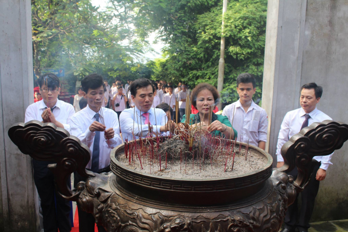 &Ocirc;ng Nguyễn Minh Tường - Giảm đốc Sở GD&amp;amp;amp;ĐT Ph&uacute; Thọ c&ugrave;ng b&agrave; Nguyễn Thị Kim Hải - Chủ tịch Hội khuyến học tỉnh d&acirc;ng hương tại Điện K&iacute;nh Thi&ecirc;n.