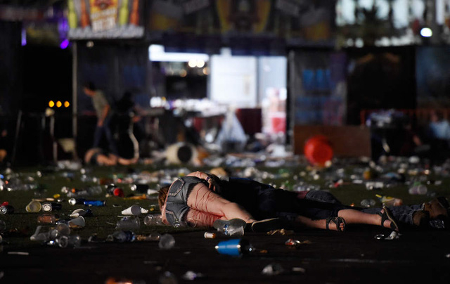 Hiện trường vụ xả s&uacute;ng ở Las Vegas (Ảnh: Getty)