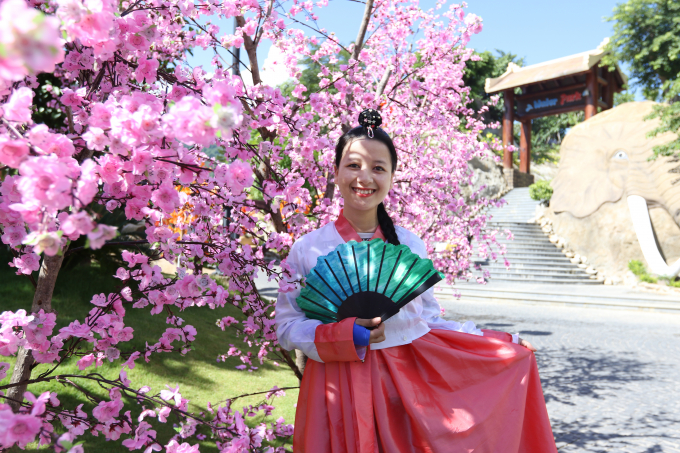 Du kh&aacute;ch h&oacute;a th&acirc;n trong trang phục Hanbok truyền thống của người H&agrave;n Quốc.