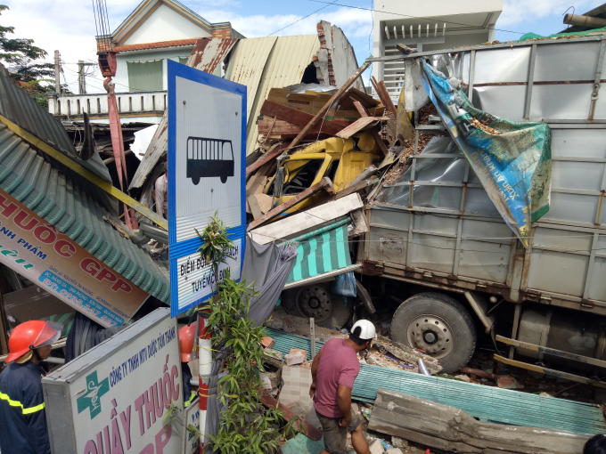 Hiện trường vụ tai nạn. Ảnh: BATGT Quảng Ng&atilde;i.