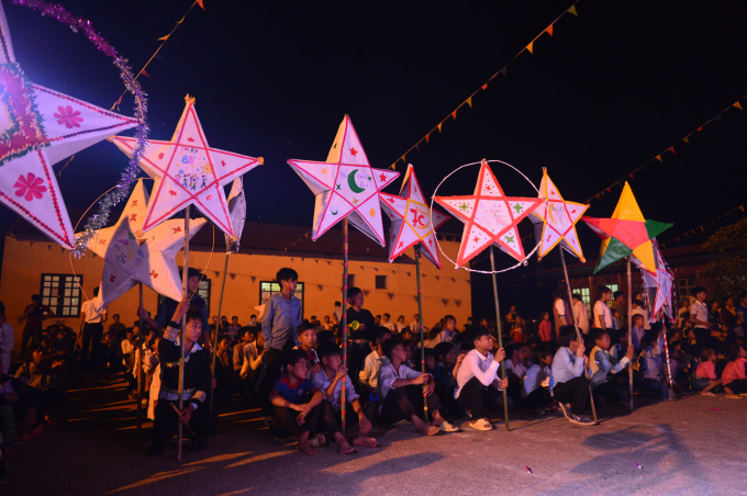 Đ&egrave;n &ocirc;ng sao của c&aacute;c lớp ở điểm trường Hỏm Duối,&nbsp;x&atilde; Nậm Ch&agrave;y, huyện Văn B&agrave;n, tỉnh L&agrave;o Cai.