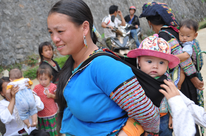 Chị Dằm Thị T&ograve;ng, một người địa phương đưa con m&igrave;nh đến điểm trường xem chương tr&igrave;nh, người phụ nữ n&agrave;y cho biết m&igrave;nh sinh năm &ldquo;t&aacute;m t&aacute;m&rdquo; (1988), nhưng chị kh&ocirc;ng biết t&iacute;nh số tuổi của m&igrave;nh.&nbsp;