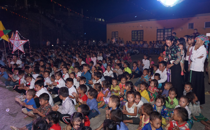 Trẻ em to&agrave;n x&atilde; tập trung đợi đ&oacute;n Trung Thu.