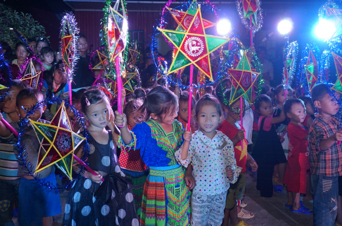 Niềm vui của c&aacute;c em nhỏ được cầm đ&egrave;n &ocirc;ng sao đ&oacute;n Tết Trung Thu.