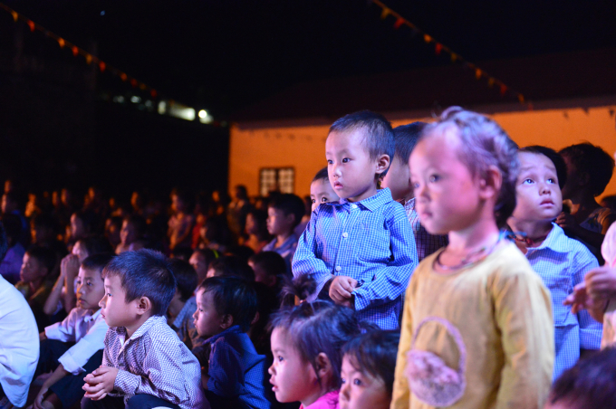 Những &aacute;nh mắt thơ dại lần đầu ti&ecirc;n được đ&oacute;n Trung Thu.