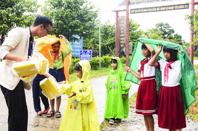 Những chiếc b&aacute;nh đầu ti&ecirc;n đến với c&aacute;c em.