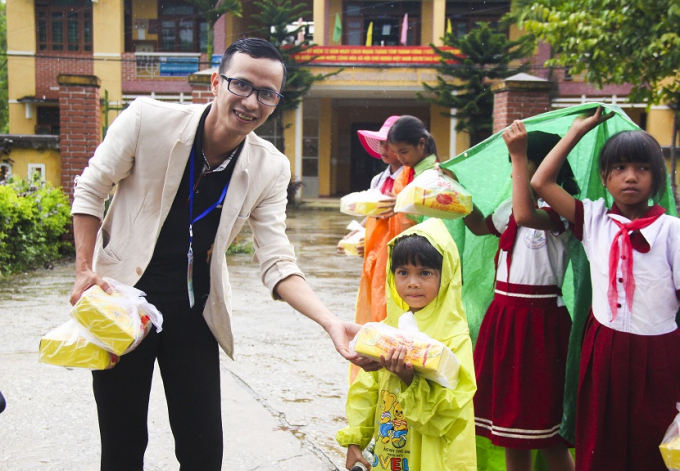 Ph&oacute;ng vi&ecirc;n Đăng Hậu - trao qu&agrave; cho c&aacute;c em.