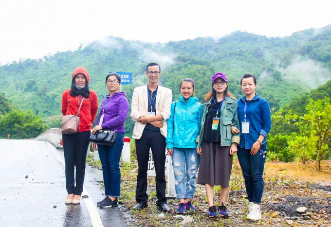 Đo&agrave;n thiện nguyện chụp ảnh lưu niệm