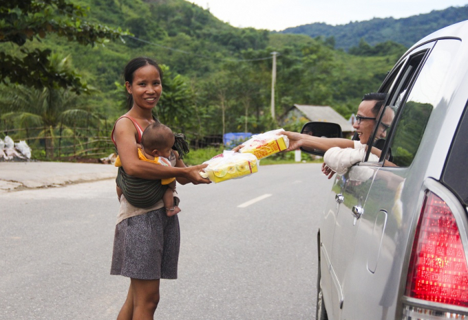 Đo&agrave;n dừng trao qu&agrave; dọc đường đi cho những ch&aacute;u nhỏ.