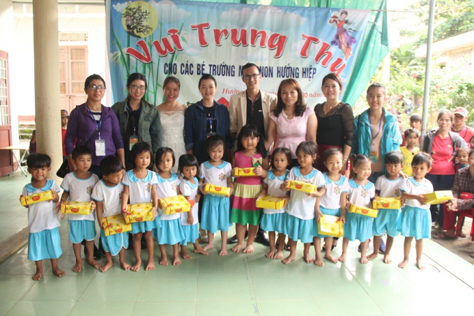 Đo&agrave;n c&ugrave;ng ban Gi&aacute;m hiệu trường mầm non Hướng Hiệp chụo ảnh lưu niệm c&ugrave;ng c&aacute;c ch&aacute;u.