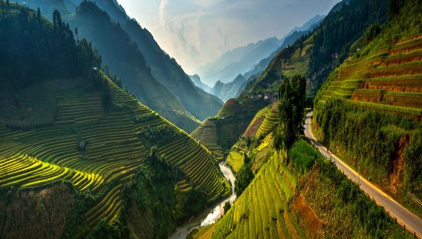 Xen lẫn địa h&igrave;nh đồi n&uacute;i l&agrave; những chiếc ruộng bậc thang trải d&agrave;i.