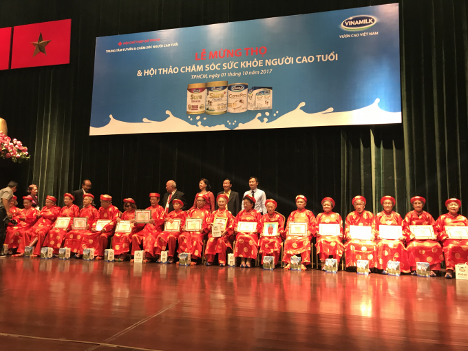 Lễ mừng thọ cho 28 cụ &ocirc;ng v&agrave; cụ b&agrave; được tổ chức trang trọng v&agrave; &yacute; nghĩa.