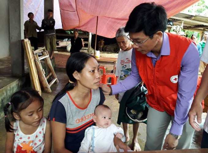 C&aacute;c cơ quan ban nganh thăm hỏi động vi&ecirc;n gia đ&igrave;nh nạn nh&acirc;n.