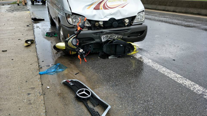 Hiện trường vụ taii nạn thương t&acirc;m khiến một học sinh tử vong, một em kh&aacute;c bị thương nặng.