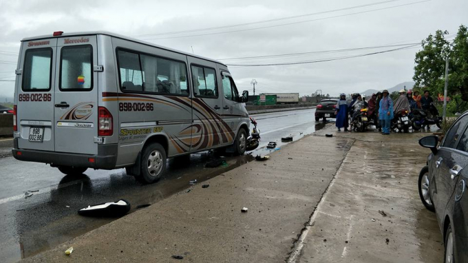 Rất đ&ocirc;ng người d&acirc;n hiếu kỳ chứng kiến vụ tai nạn tr&ecirc;n.