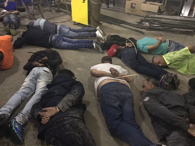 Những t&ecirc;n trộm bị tr&oacute;i nằm tr&ecirc;n mặt đất (Ảnh: Deic Press)