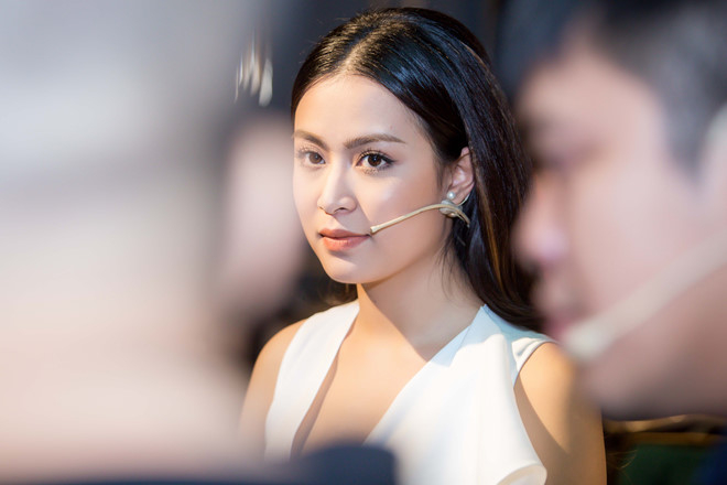 Ho&agrave;ng Th&ugrave;y Linh trong buổi họp b&aacute;o. (Ảnh: Zing)