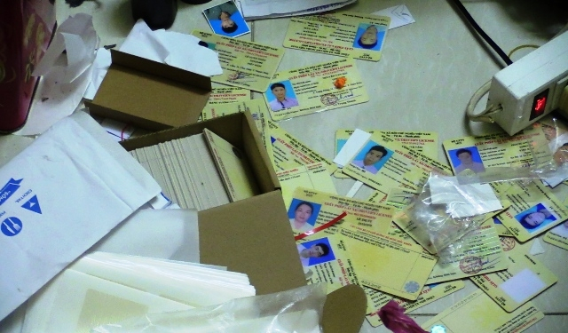 Giấy ph&eacute;p l&aacute;i xe, bằng tốt nghiệp v&agrave; c&aacute;c loại giấy tờ do c&aacute;c đối tượng l&agrave;m giả. (Ảnh: b&aacute;o Nh&acirc;n d&acirc;n)