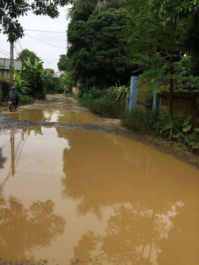 H&agrave;ng ng&agrave;y người d&acirc;n phải đi qua những đoạn đường như ..s&ocirc;ng.