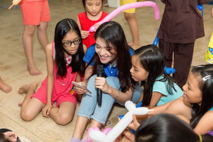 &Aacute; hậu Thuỳ Dung mang 600 phần qu&agrave; từ thiện đến với trẻ em mồ c&ocirc;i nh&acirc;n dịp Trung thu