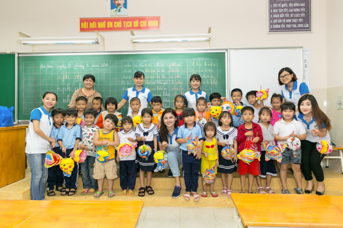 &Aacute; hậu Thuỳ Dung mang 600 phần qu&agrave; từ thiện đến với trẻ em mồ c&ocirc;i nh&acirc;n dịp Trung thu