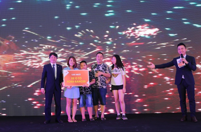 Chị Nguyễn Minh Thu &ndash; kh&aacute;ch h&agrave;ngmay mắn sở hữu xe Ford Ranger vui mừng khi l&ecirc;n nhận thưởng