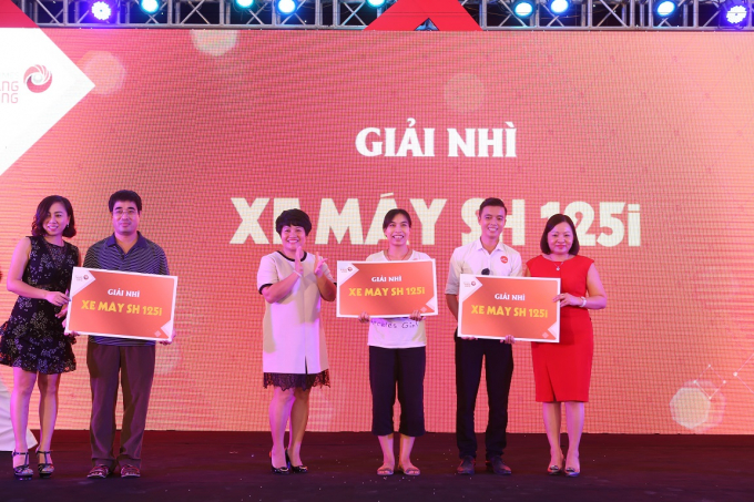 Ba kh&aacute;ch h&agrave;ng tr&uacute;ng xe SH 125i vui mừng nhận thưởng từ Ban tổ chức chương tr&igrave;nh