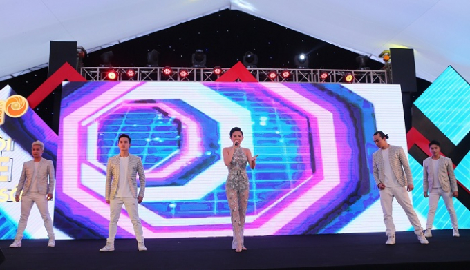 Ca sĩ T&oacute;c Ti&ecirc;n với những m&agrave;n tr&igrave;nh diễn s&ocirc;i động đ&atilde; l&agrave;m cho kh&ocirc;ng kh&iacute; chương tr&igrave;nh rộn r&agrave;ng hơn.