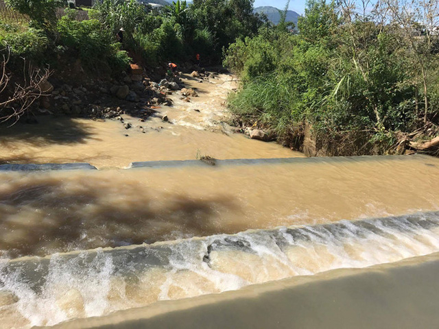 Đập tr&agrave;n nơi b&agrave; Đương gặp nạn.