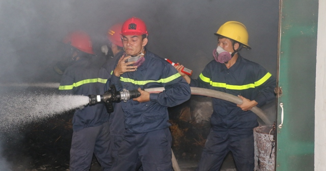 Cảnh s&aacute;t PCCC số 1 đ&atilde; nhanh ch&oacute;ng c&oacute; mặt khống chế ngọn lửa.
