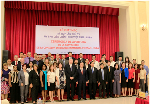 C&aacute;c th&agrave;nh vi&ecirc;n Ph&aacute;i Đo&agrave;n Cuba v&agrave; Ph&aacute;i Đo&agrave;n Việt Nam chụp ảnh lưu niệm tại Kỳ họp.