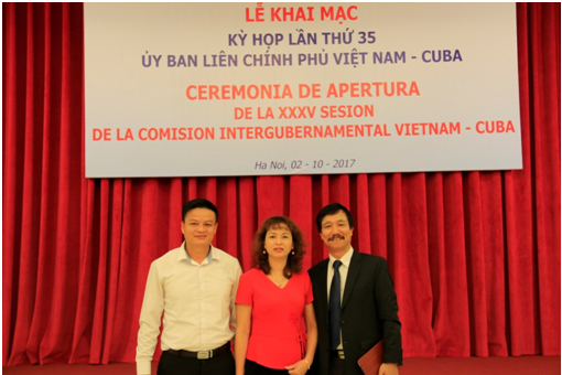 L&atilde;nh đạo HT Pharma c&ugrave;ng &ocirc;ng Đỗ Văn Đ&ocirc;ng &ndash; Ph&oacute; cục trưởng Cục quản l&yacute; Dược &ndash; Bộ Y tế&nbsp;(ngo&agrave;i c&ugrave;ng b&ecirc;n phải).