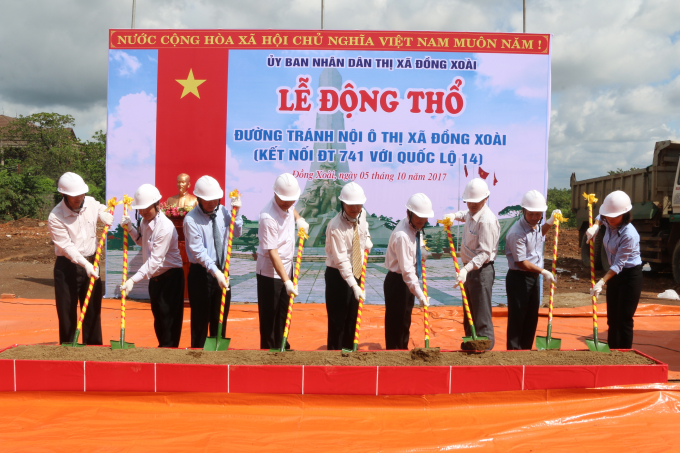 L&atilde;nh đạo tỉnh B&igrave;nh Phước, thị x&atilde; Đồng Xo&agrave;i c&ugrave;ng đơn vị thi c&ocirc;ng l&agrave;m nghi thức động thổ.