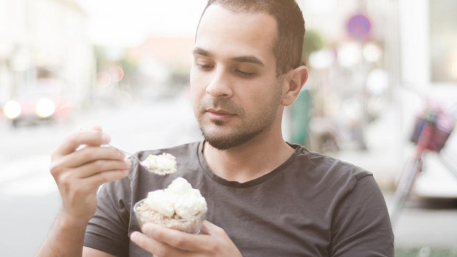 Đ&agrave;n &ocirc;ng ăn nhiều đồ ngọt sẽ l&agrave;m tăng nguy cơ mắc trầm cảm. Ảnh: minh họa