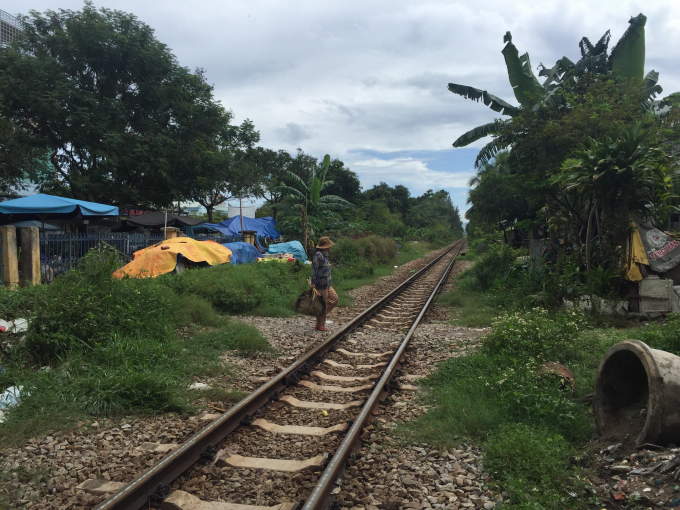 Khu vực đường d&acirc;n sinh tự ph&aacute;t cắt qua đường ray xe lửa.