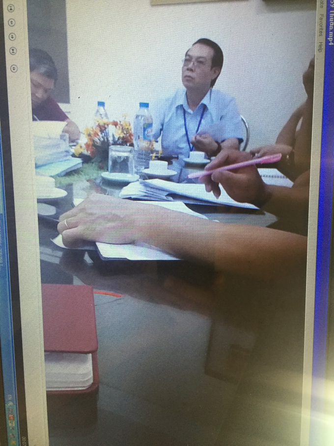 &Ocirc;ng Nguyễn Ngọc Thuần tại buổi đối thoại với c&aacute;c hộ d&acirc;n nhưng kh&ocirc;ng c&oacute; kết quả (ảnh do người d&acirc;n cung cấp).