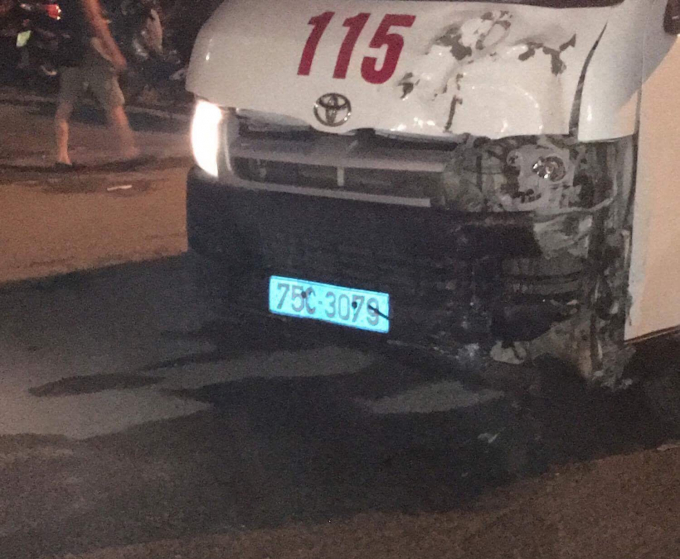 Chiếc xe cấp cứu hư hỏng phần g&oacute;c tr&aacute;i đầu xe. (Ảnh: Nghinh Xu&acirc;n)