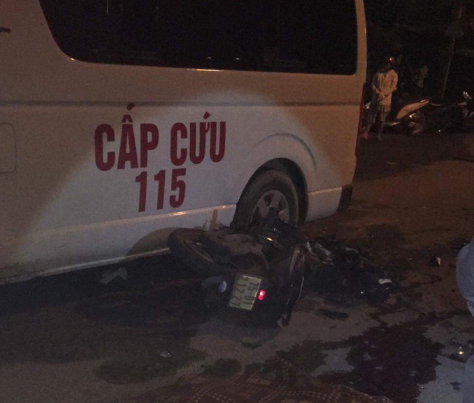 Chiếc xe m&ocirc; t&ocirc; của nạn nh&acirc;n tại hiện trường. (Ảnh: Nghinh Xu&acirc;n)